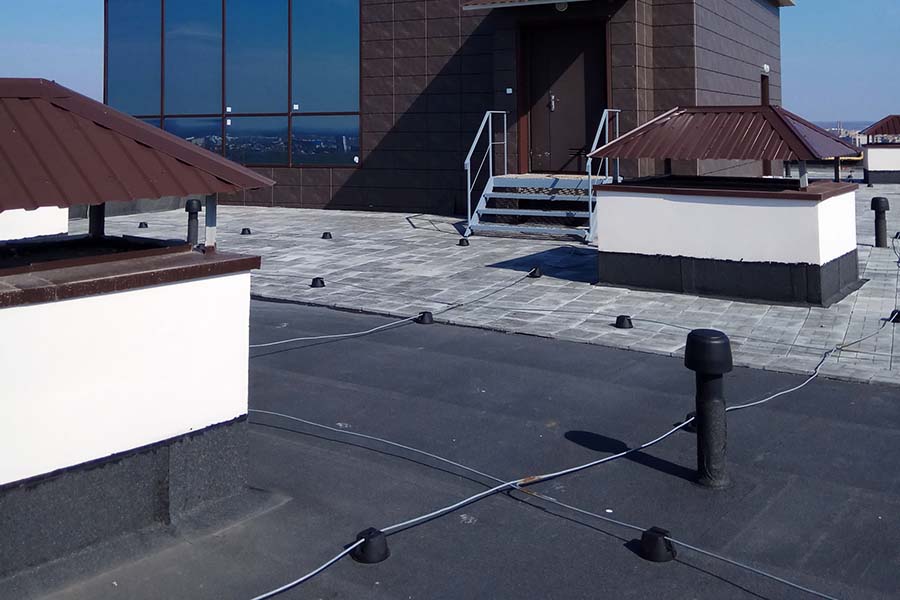Flat commercial roof with ventilation units